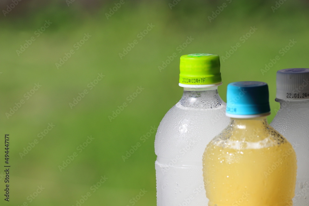 凍らせた冷たいペットボトルにはスポーツドリンクとオレンジジュース 表面には水滴がたくさん付き 水分補給には最適です Sports Drinks And Orange Juice In Frozen Cold Plastic Bottles There Are Many Water Droplets On The Surface Which Is Ideal For