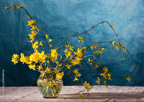 Fotografie spring bouquet with narcissus and forsythia