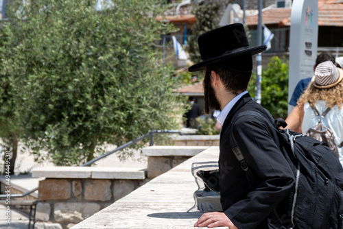Fotografie Tsfat, Israel - June 10, 2021: orthodox jew in Tsfat(Safed) observing the view