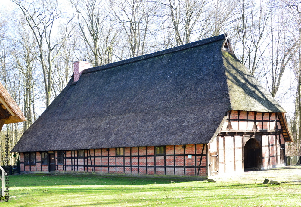 Historischer Bauernhof im Frühling in der Kur Stadt Bad Fallingbostel, Niedersachsen Historischer Bauernhof im Frühling in der Kur Stadt Bad Fallingbostel, Niedersachsen