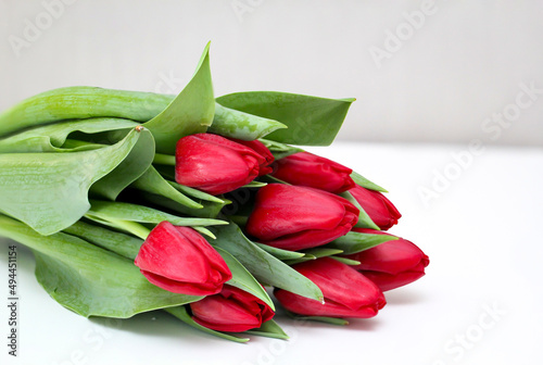 Nahaufnahme eines Strauß mit wunderschönen Tulpen zum Valentinstag.