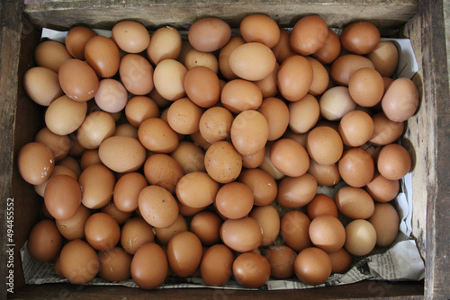 A box of chicken eggs in a wooden box © Yessi