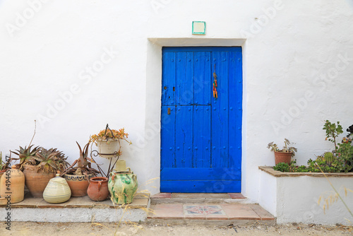 entrada de casa mediterranea con puerta azul en el sur almería andalucía 4M0A0346-as22