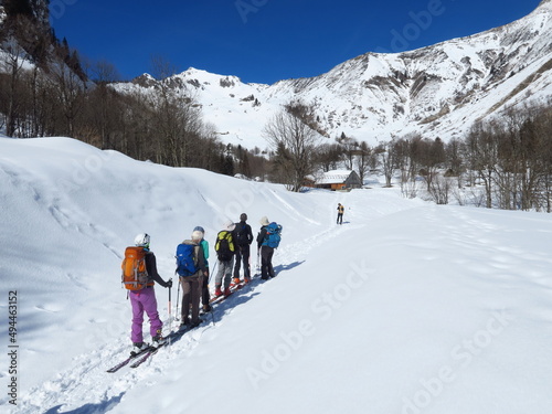 ski de randonnée et raquette en montagne en hiver sur la neige