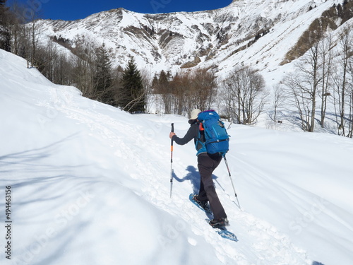 ski de randonnée et raquette en montagne en hiver sur la neige