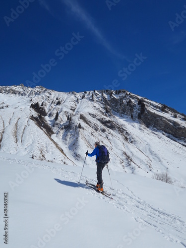 ski de randonnée et raquette en montagne en hiver sur la neige