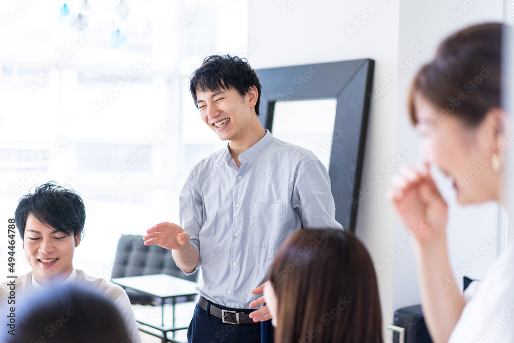 Obraz premium ベンチャー企業で働く若いオフィスワーカー