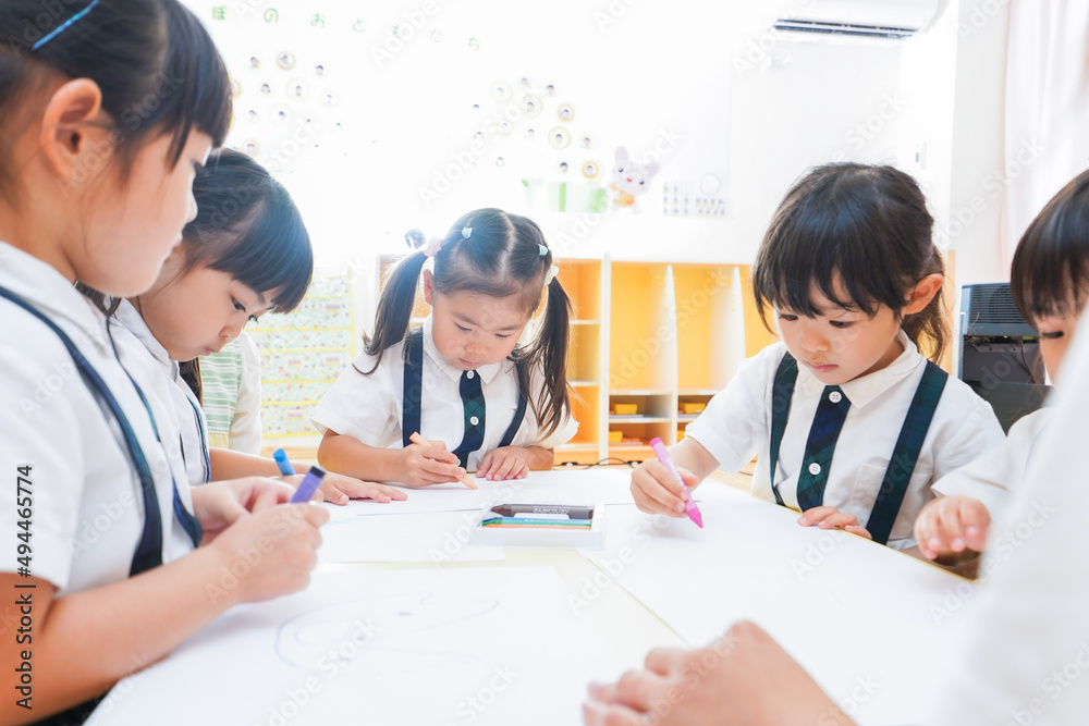 保育園でお絵描きをする子どもたち 保育園でお絵描きをする子どもたち