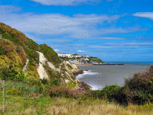 Photo Beautiful landscape of the seashore under the blue sky in Ventnor, Isle of Wight
