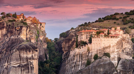Fotobehang Koraal Meteora kloosters Griekenland bij dageraad  © EdNurg