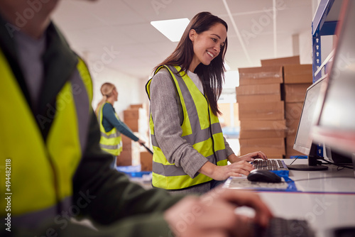 Cuadro en lienzo Staff In Busy Modern Warehouse Working On Computer Terminals