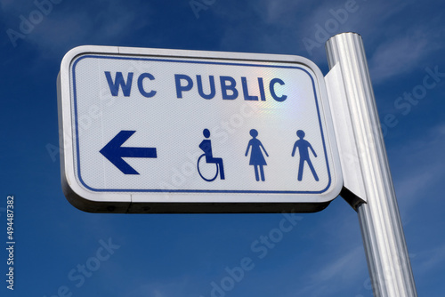 Panneau indiquant des toilettes publiques en France