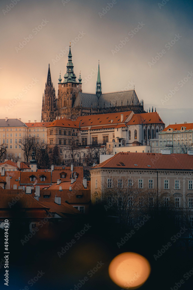 Φωτογραφία Vertical shot of old european houses and gothic prague castle, Czech republic