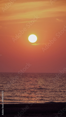 Fototapeta Naklejka Na Ścianę i Meble -  Sunset at the beach/Coucher du soleil à la plage