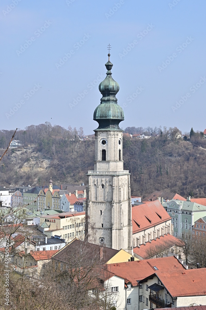 Kirchturm der Kirche St. Jakob in Burghausen, Bayern, Deutschland, 19.03.2022, bei blauem Himmel im Frühling