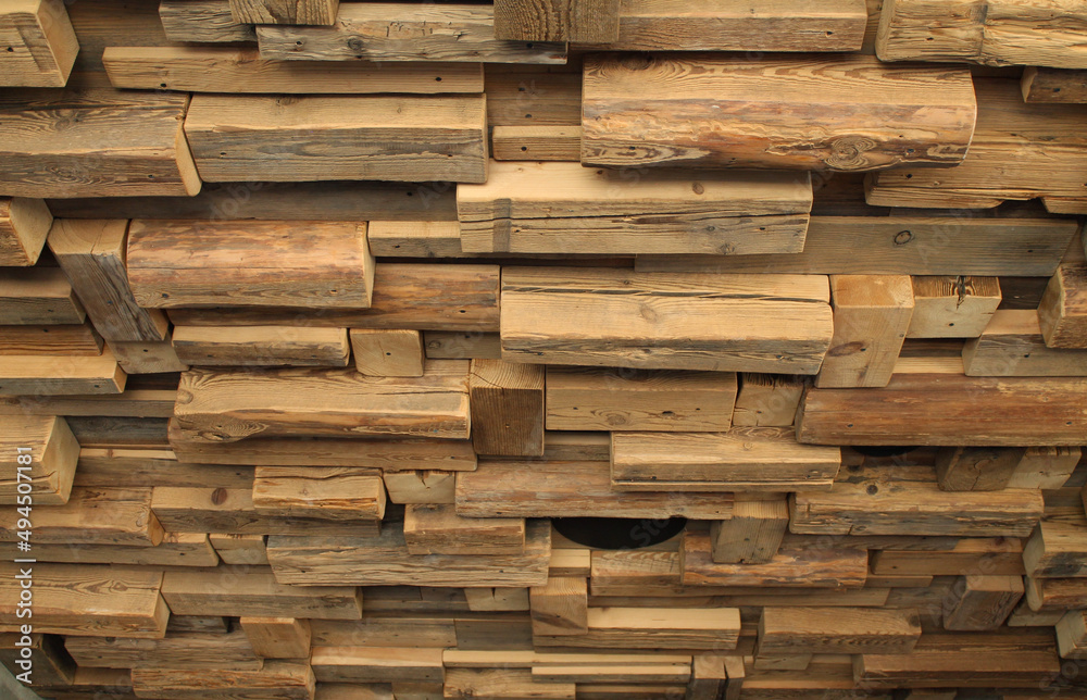 Fototapeta premium tło stare drewniane belki w nierównych kształtach 
