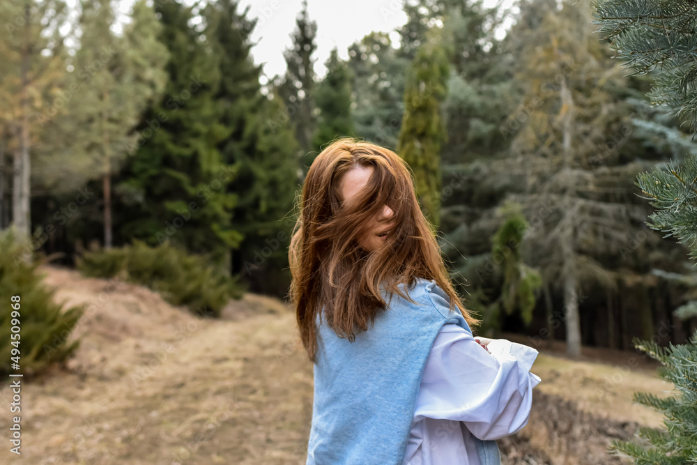Obraz premium woman in the woods