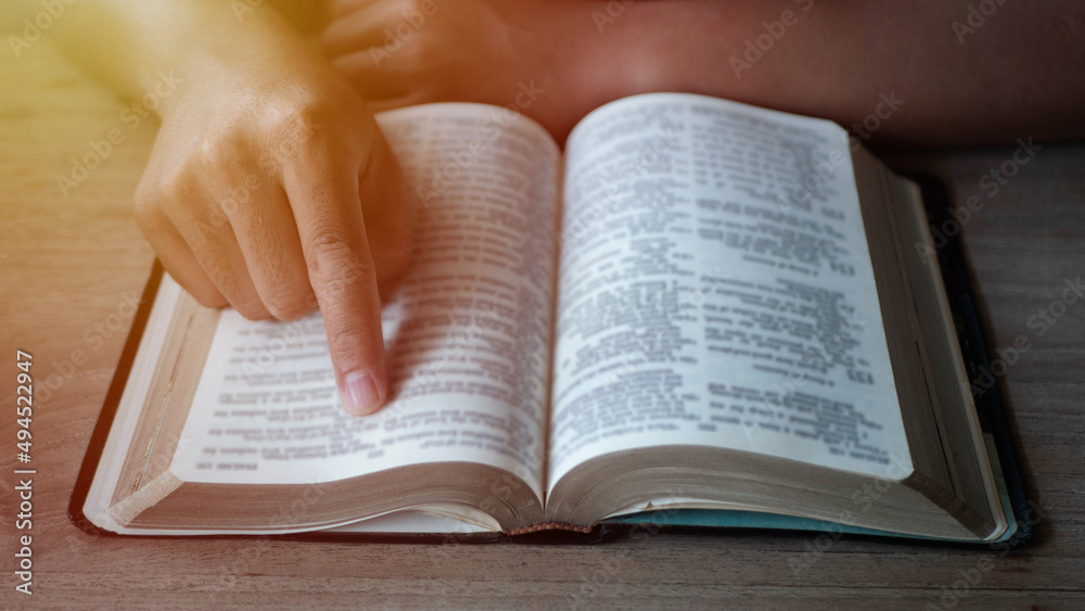 Obraz premium Close up of a man reading the Holy Bible.