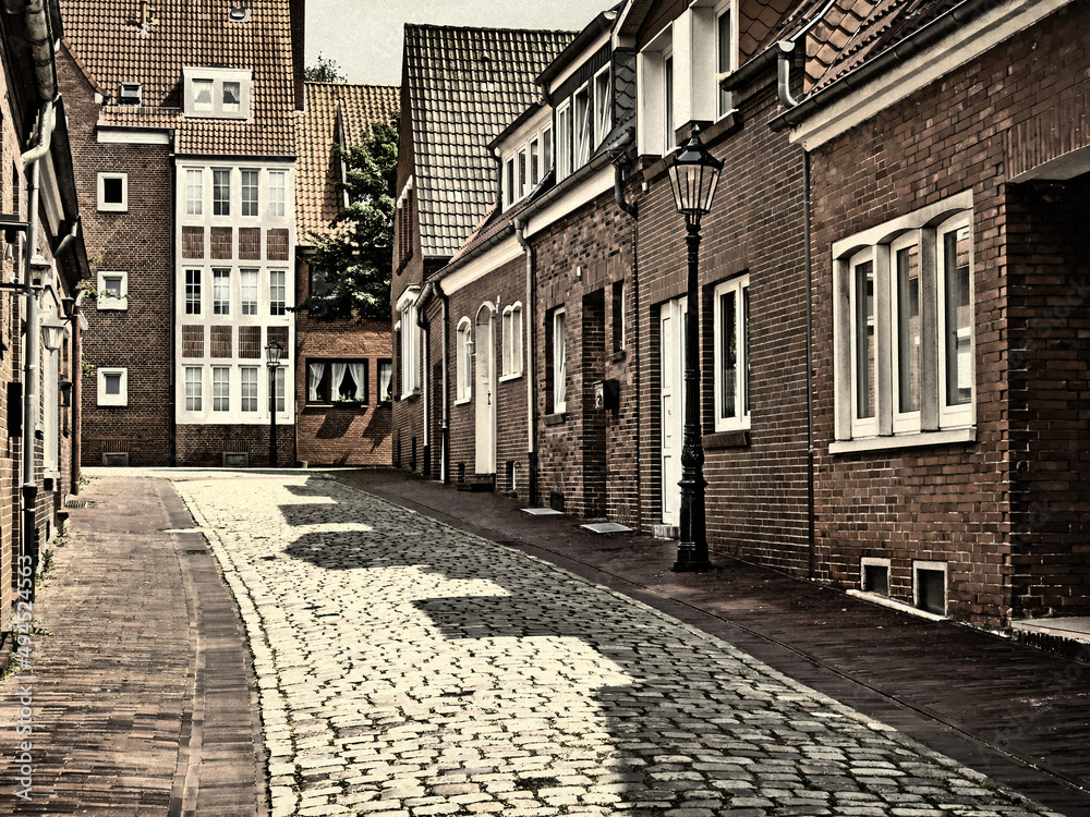 Straße mit Backsteinhäusern in der Altstadt der ostfriesischenStadt Emden, Deutschland