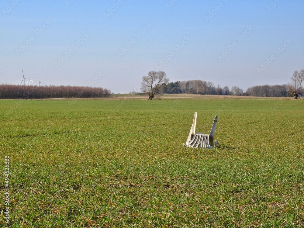Plastikowe krzesło po środku pola uprawnego - obrazy, fototapety, plakaty 