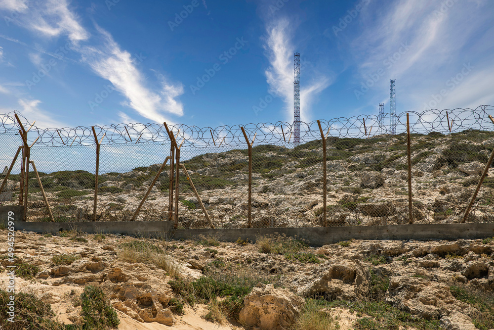 Obraz premium Military base with barbed wire fence.
