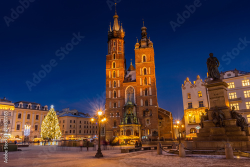 Fototapeta Naklejka Na Ścianę i Meble -  The St. Mary's Basilica in Rynek Glowny square at night, Krakow, Poland