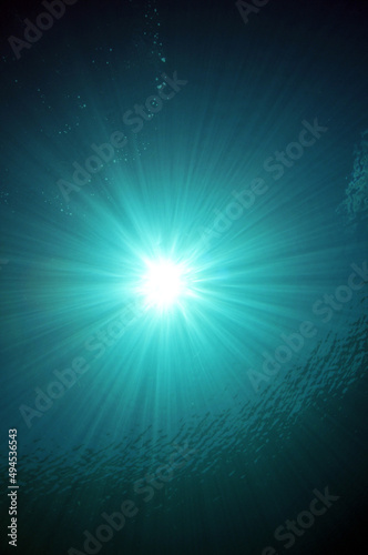 Fototapeta Naklejka Na Ścianę i Meble -  Sonnenlicht im Ozean 