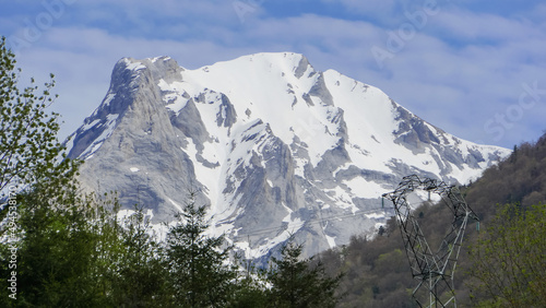 Snowy mountain in the Pyrenees Atlantiques/Montagne enneigée dans les Pyrénées Atlantiques