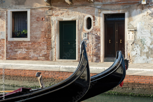 Detail von zwei Gondeln in Venedig, Italien