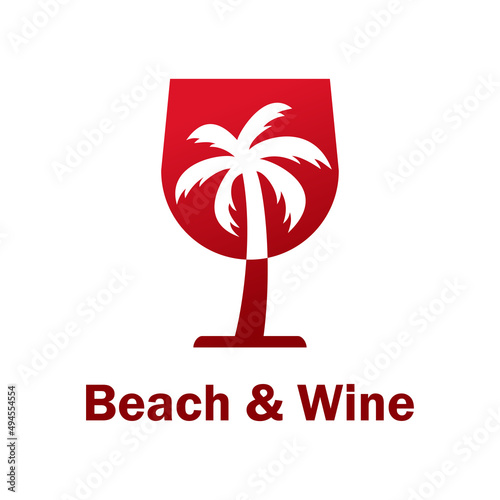 Beach bar. Logotipo con texto Beach & Wine con silueta copa de vino con palmera en espacio negativo en color rojo