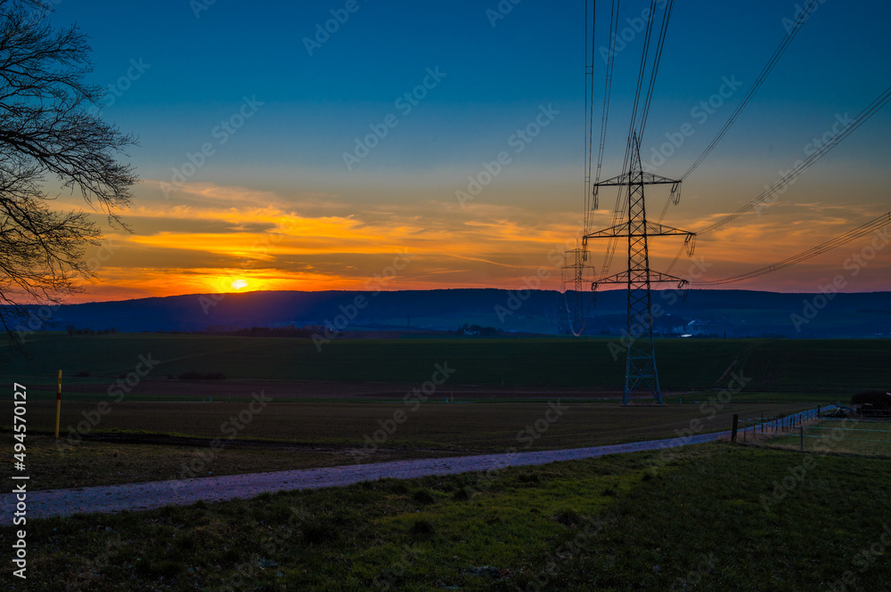 Hünfelden, Hessen, Deutschland, Stomtrasse im Sonnenuntergang