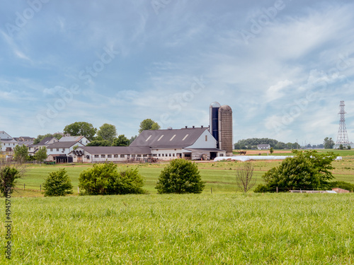 Canvas Print Amish farm and silos in the countriside of Lancaster, Pennsylvania