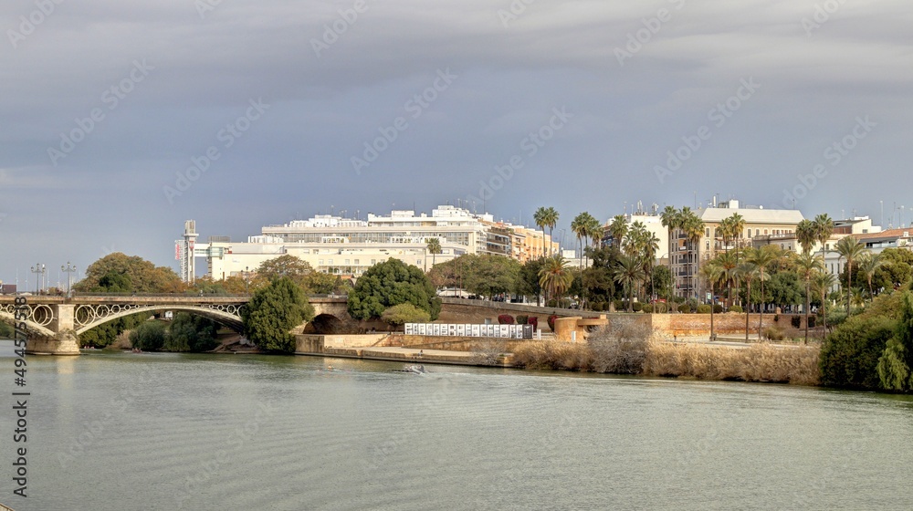 La tour de l'or sur les rives de la rivière à Guadalquivir à Séville