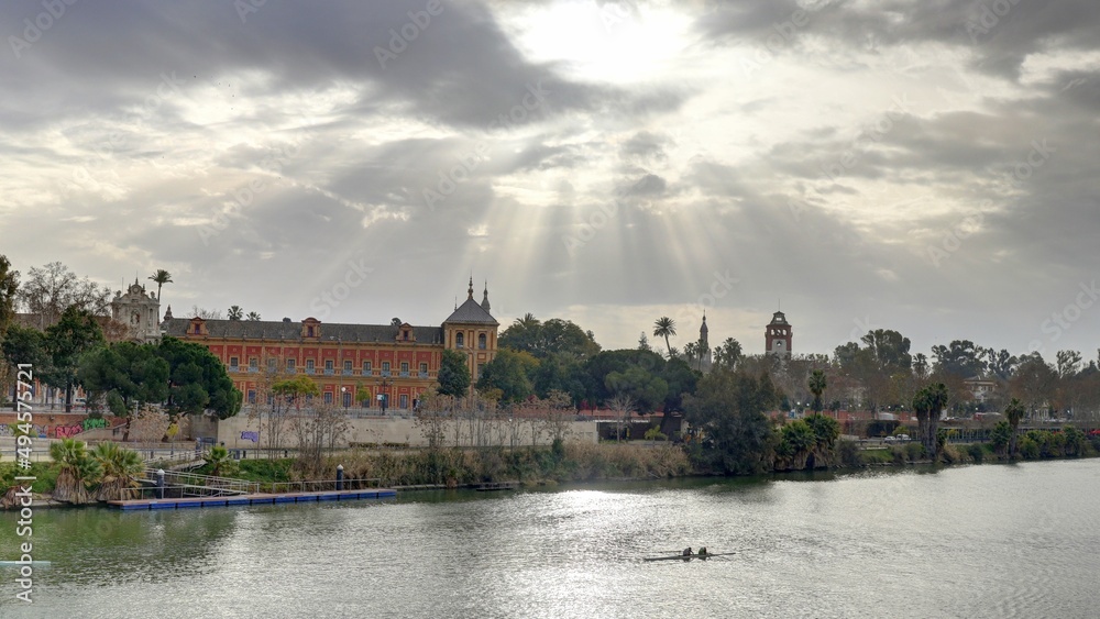 La tour de l'or sur les rives de la rivière à Guadalquivir à Séville