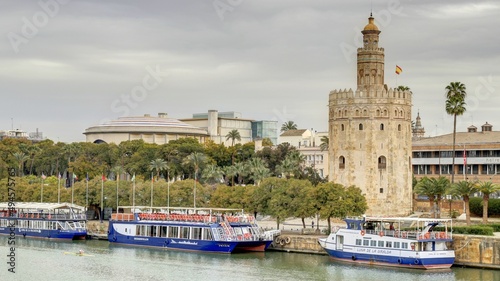 Photos La tour de l'or sur les rives de la rivière à Guadalquivir à Séville