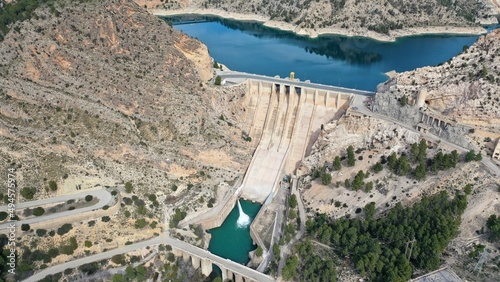 lac artificiel et barrage hydroélectrique de Contreras en Espagne, communauté de Valence