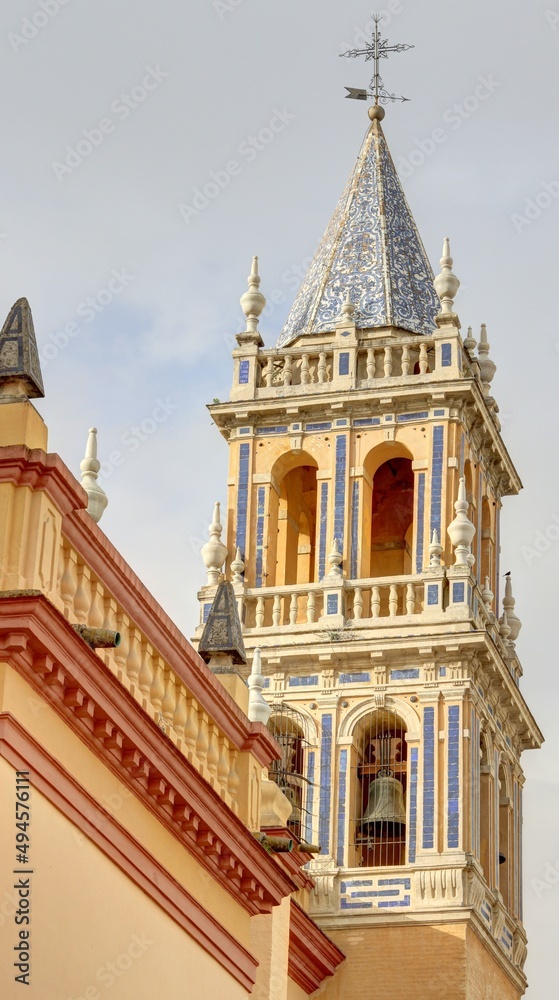 La tour de l'or et les façades des églises et azulejos sur les rives de la rivière à Guadalquivir à Séville