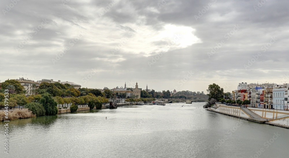 La tour de l'or sur les rives de la rivière à Guadalquivir à Séville