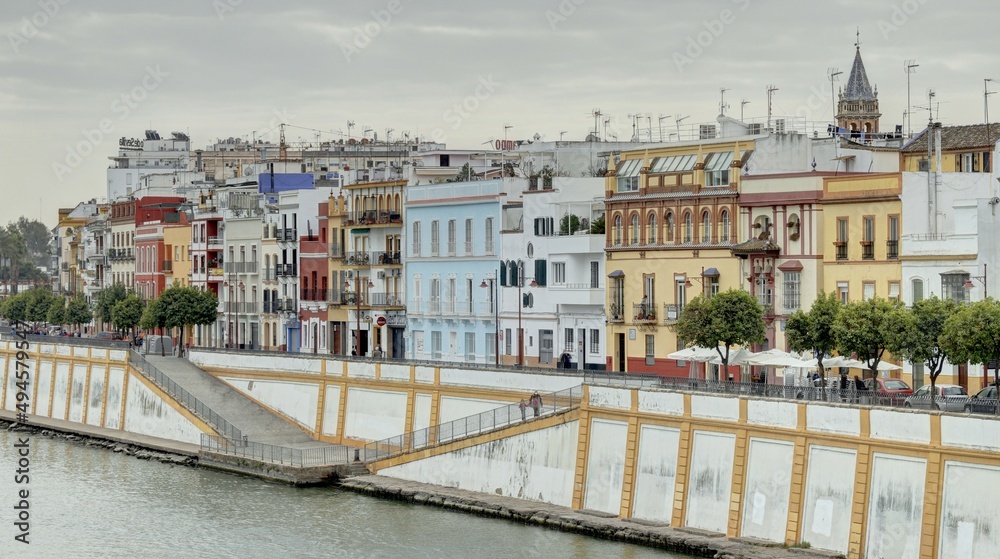 Naklejka premium La tour de l'or sur les rives de la rivière à Guadalquivir à Séville