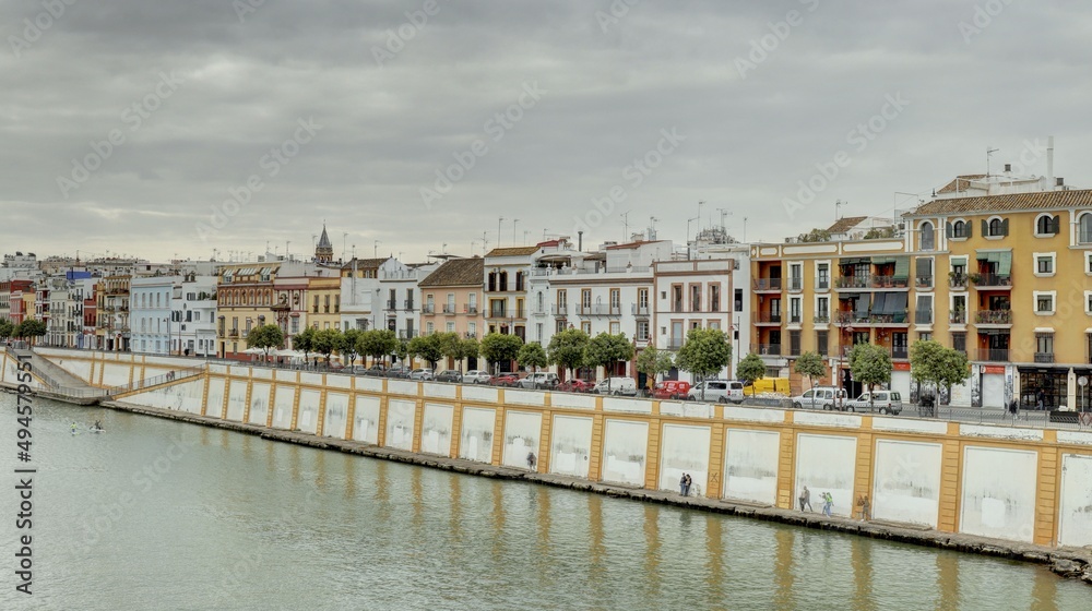 Obraz premium La tour de l'or sur les rives de la rivière à Guadalquivir à Séville