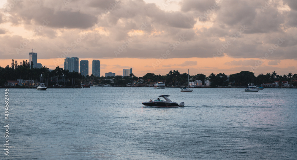 Naklejka premium boat life in miami usa florida sunset sea buildings island
