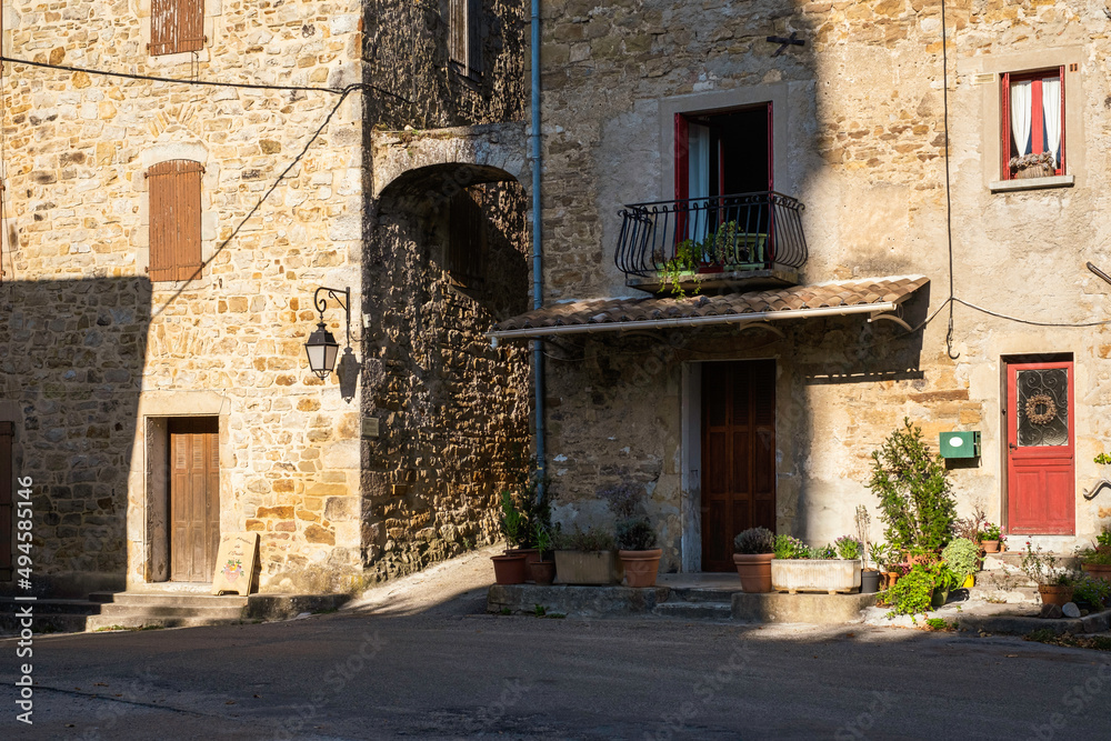 France, Ardèche (07), une rue dans le village médiéval de Banne.