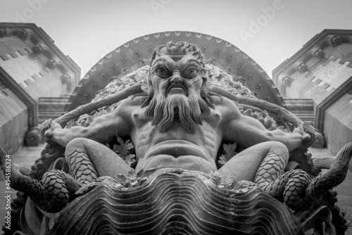 Escultura de cabeza en blanco y negro de un gigante photo