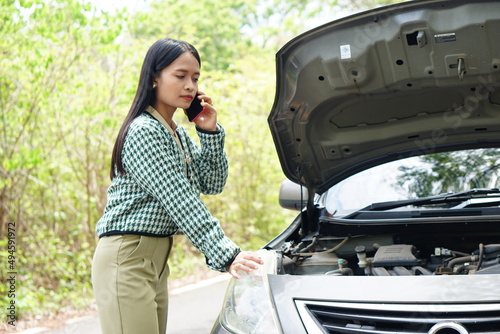 Asian woman approaches mechanic due to car breakdown © buraratn