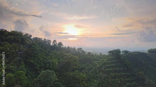 Hermoso atardecer desde la montaña hacia un valle.