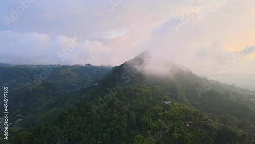 Panorámica de montaña con pico nublado.