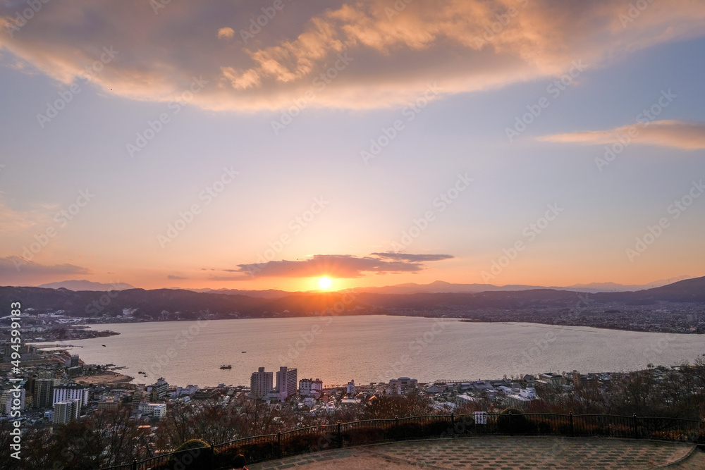 長野県諏訪市立石公園からの夕日と諏訪湖