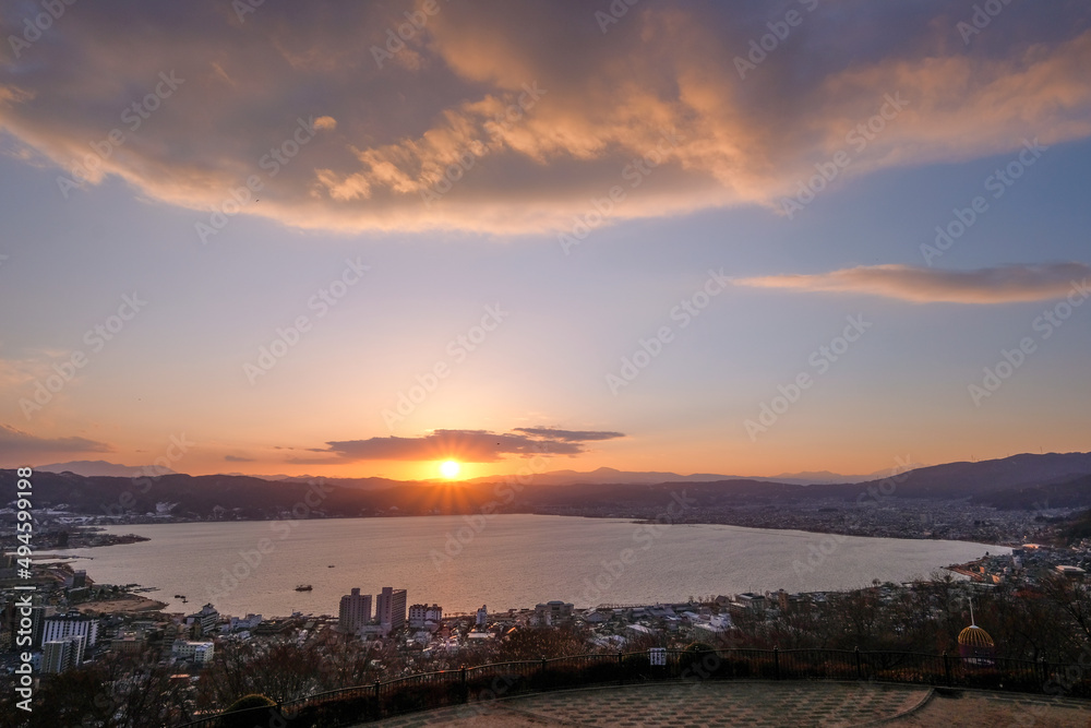 長野県諏訪市立石公園からの夕日と諏訪湖