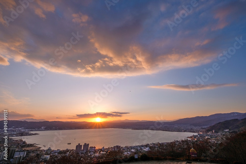 長野県諏訪市立石公園からの夕日と諏訪湖 © Kazu8