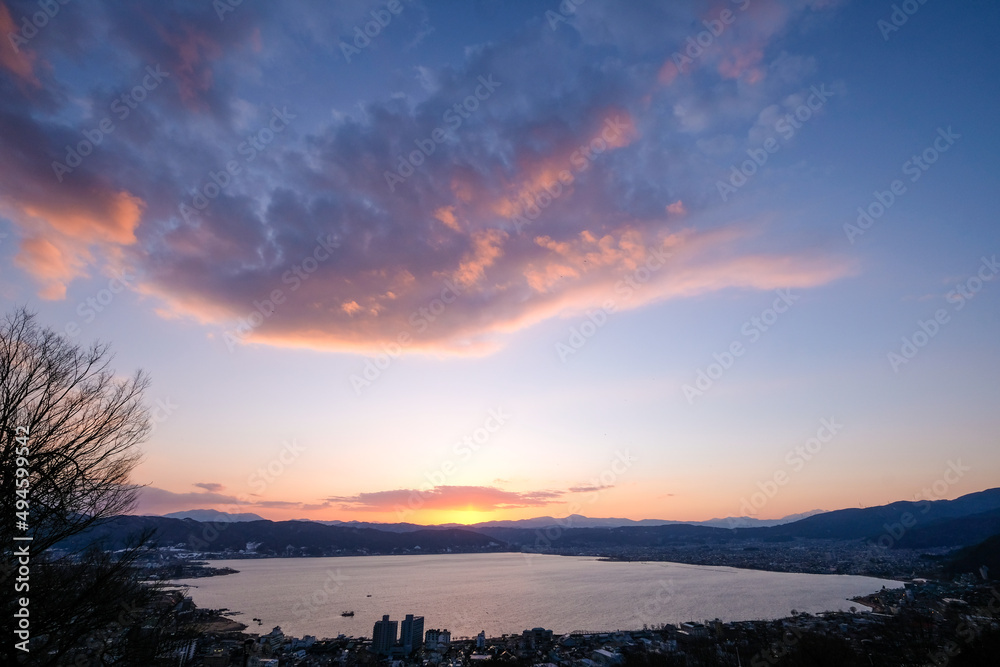 Obraz premium 長野県諏訪市立石公園からの諏訪湖と夕日